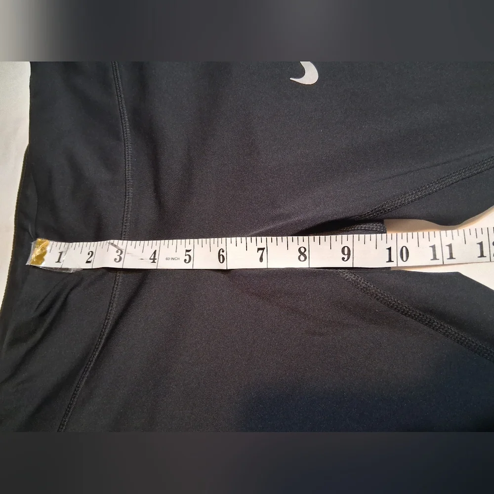 EUC - NIKE - Dri Fit Capri Cropped Black Yoga Workout Leggings - Women Medium - Picture 5 of 14